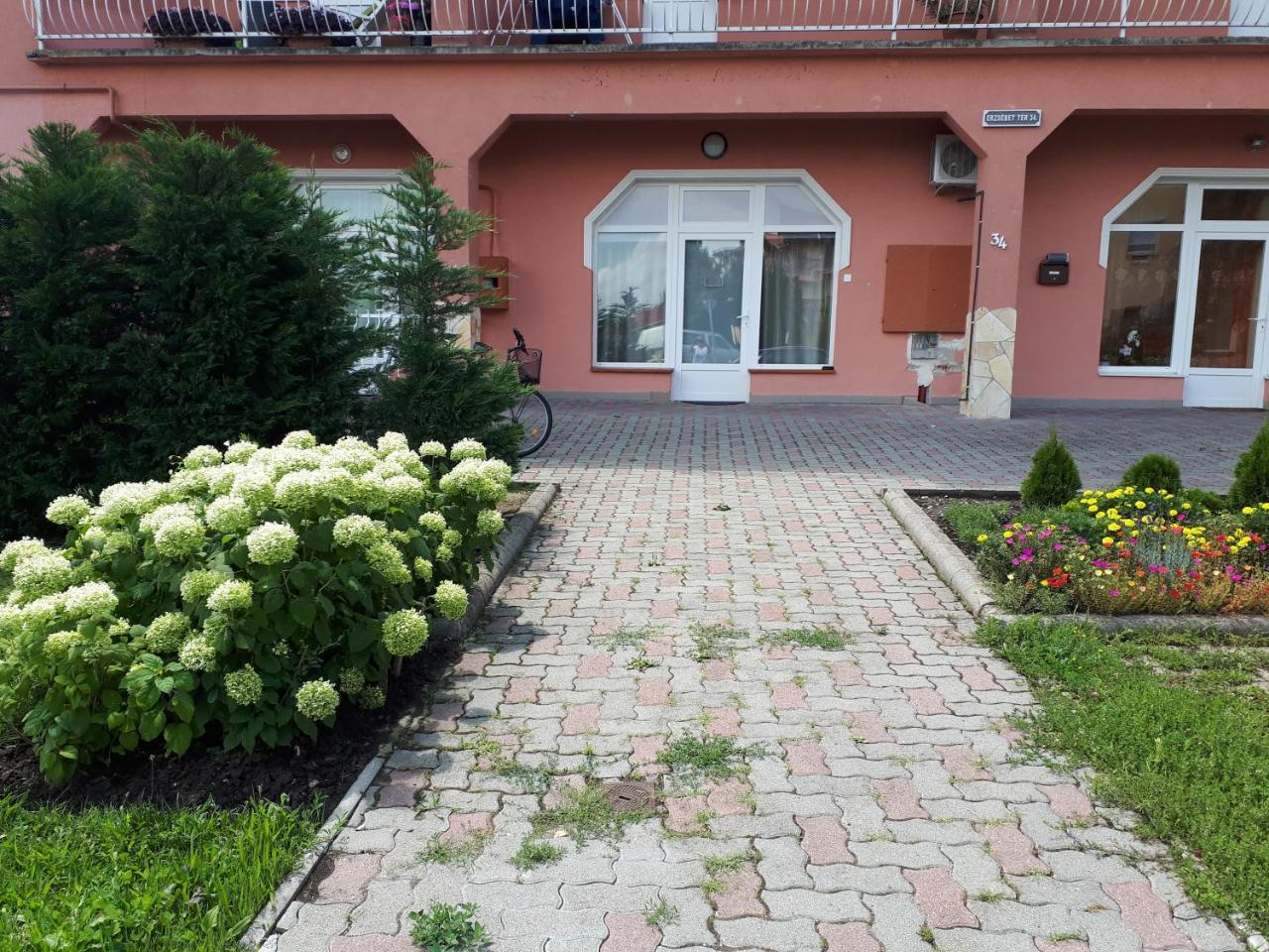 Kertvarosi Apartman Tiszaujvaros Exterior photo