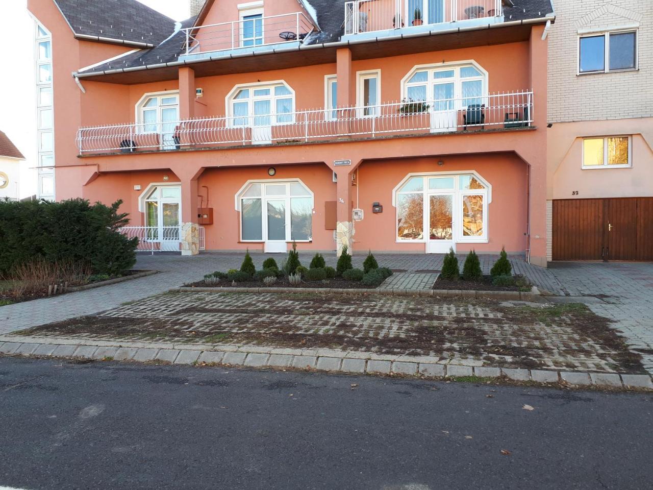 Kertvarosi Apartman Tiszaujvaros Exterior photo