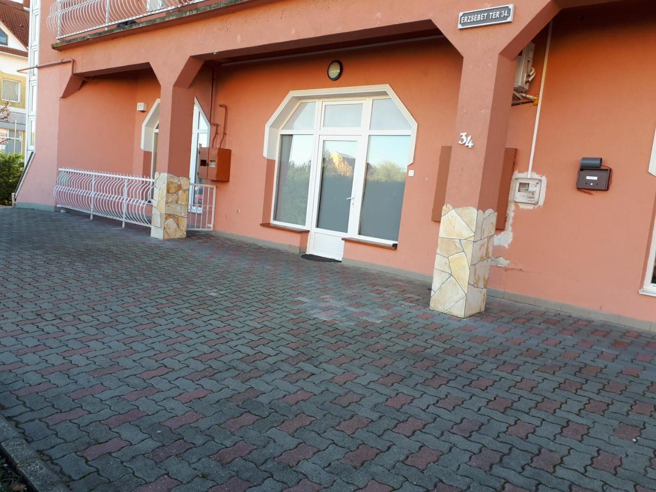 Kertvarosi Apartman Tiszaujvaros Exterior photo