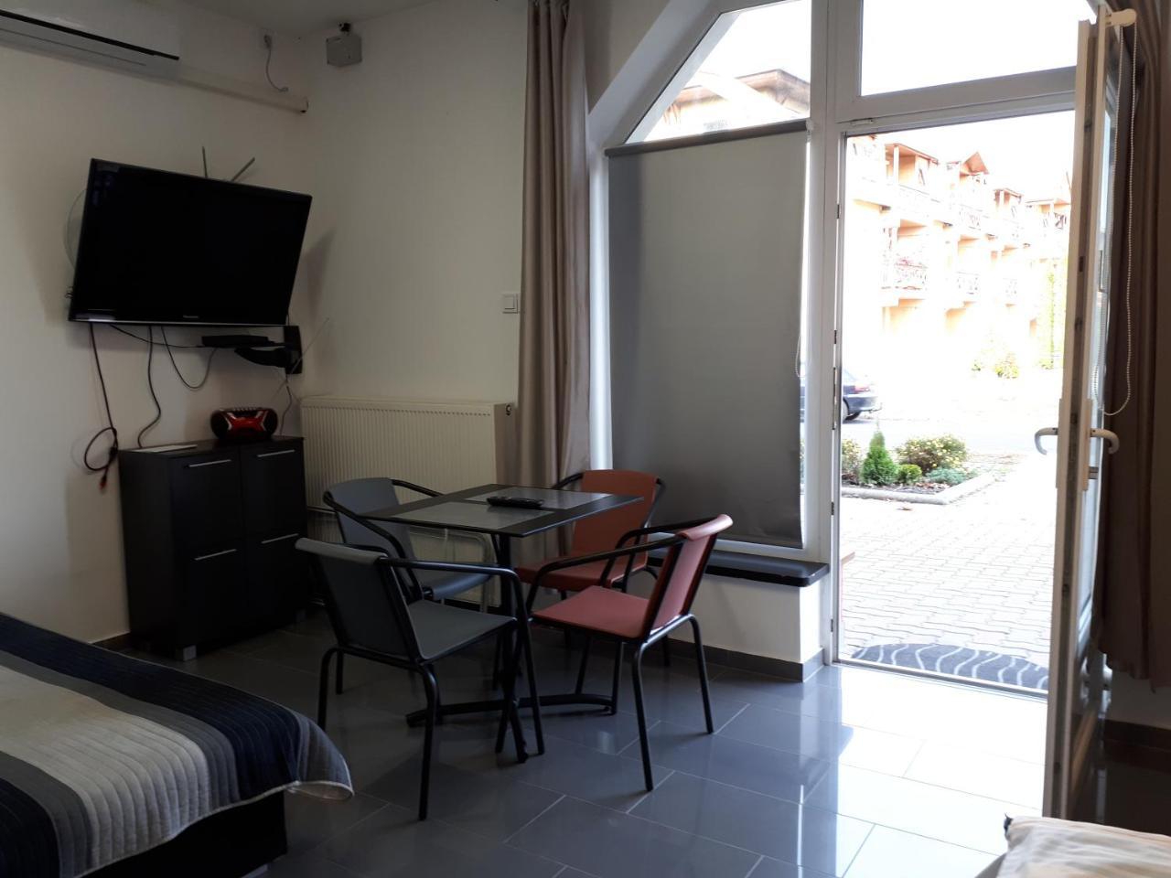 Kertvarosi Apartman Tiszaujvaros Exterior photo